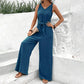 Jumpsuit mit V-Ausschnitt und Taillenbinde